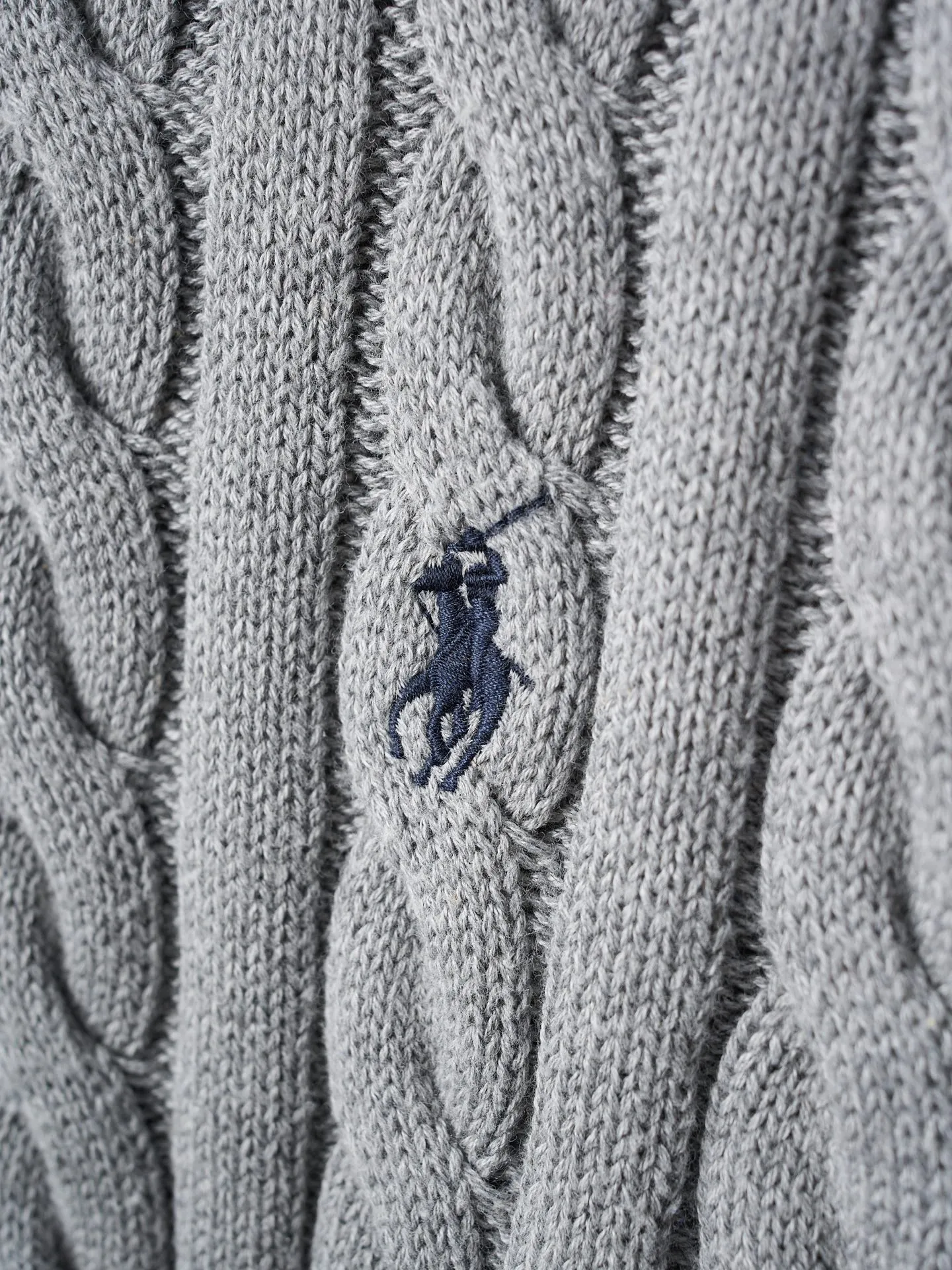 P430 Actual auction】Ralph Lauren/Ralph Lauren pony embroidered cable knitted zipper sweater [Ready stock] S M L Zippered half-high collar design, just the right amount of splendor. Interpret high-end style with unique details. Adhere to the timeless elegance and taste. Use imported machine embroidery technology. Use advanced computer control system and precision mechanical components to realize the iconic pony embroidery operation. High precision. Smooth and delicate lines. Three-dimensional cable weaving. Through clever shifting and interweaving of coils, adjacent coils are cross-shifted to form a twisting effect. The lines are smooth and regular. Time-consuming and labor-intensive. Ready-made clothes are washed and softened to remove odors. Use professional washing equipment and specific detergents to deeply clean and deodorize clothes, improve the feel and appearance of clothes, and improve the fit.